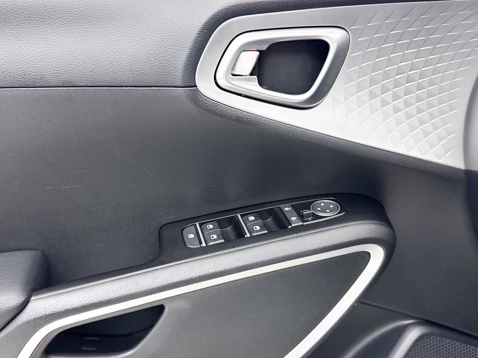 Used 2025 Kia Soul LX w/ LX Technology Package FWD image 26