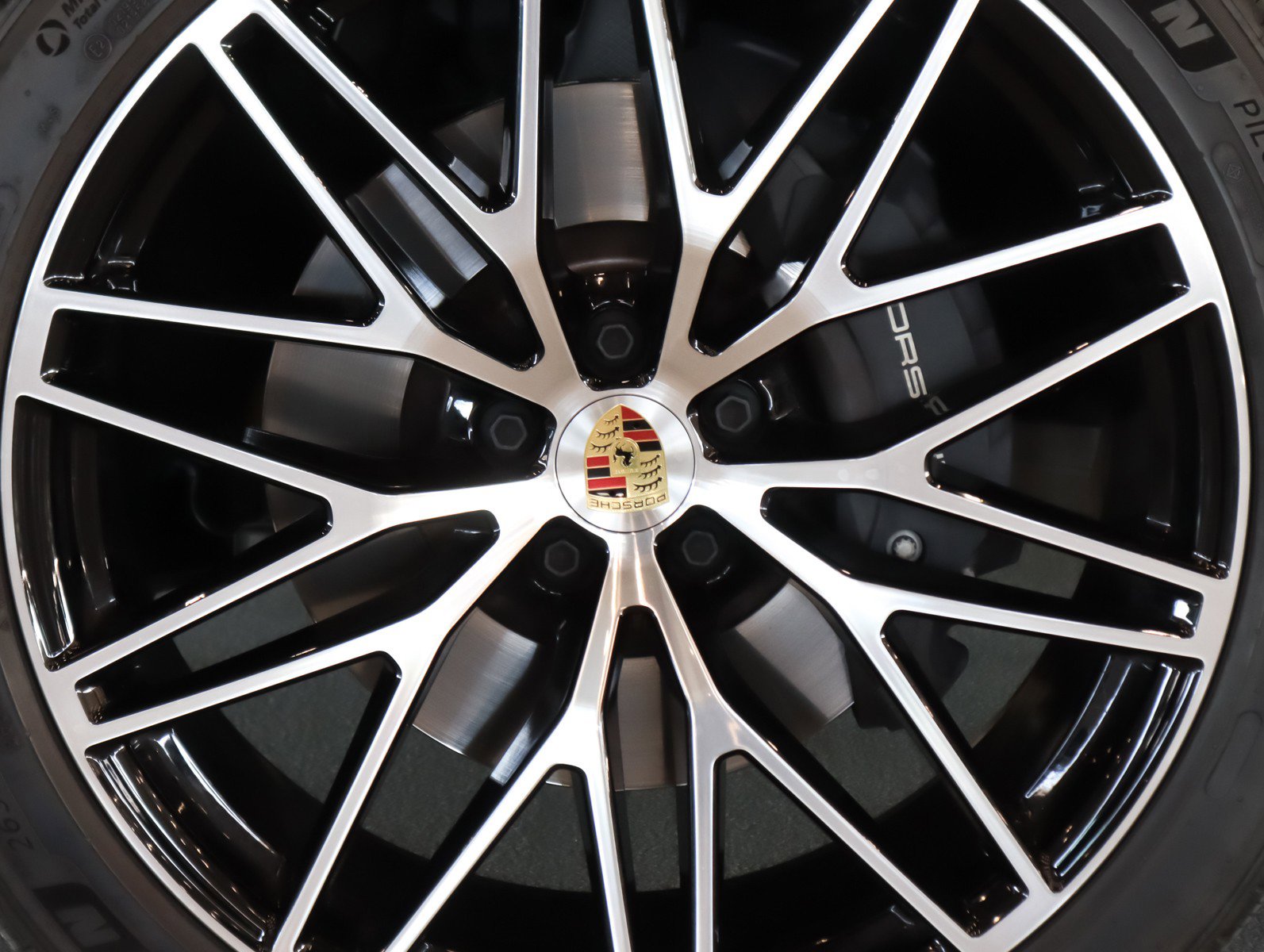 Certified 2025 Porsche Macan image 23