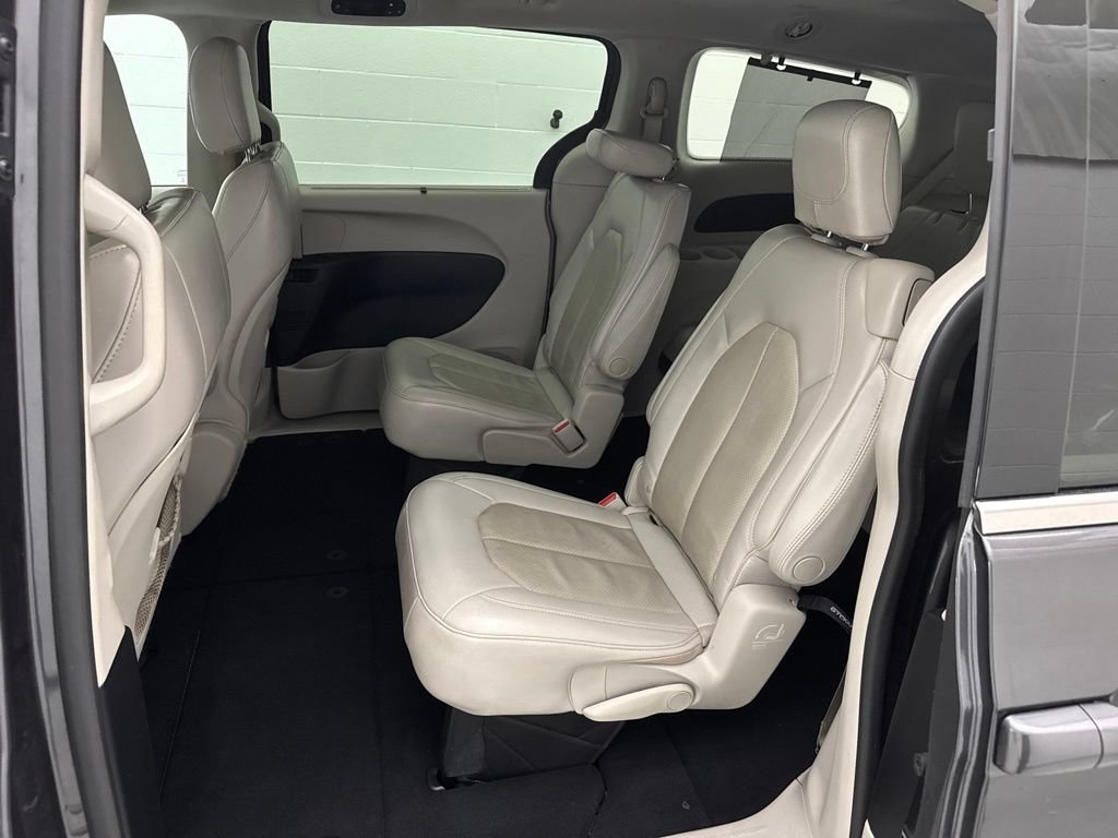 Used 2021 Chrysler Pacifica Touring-L FWD image 43