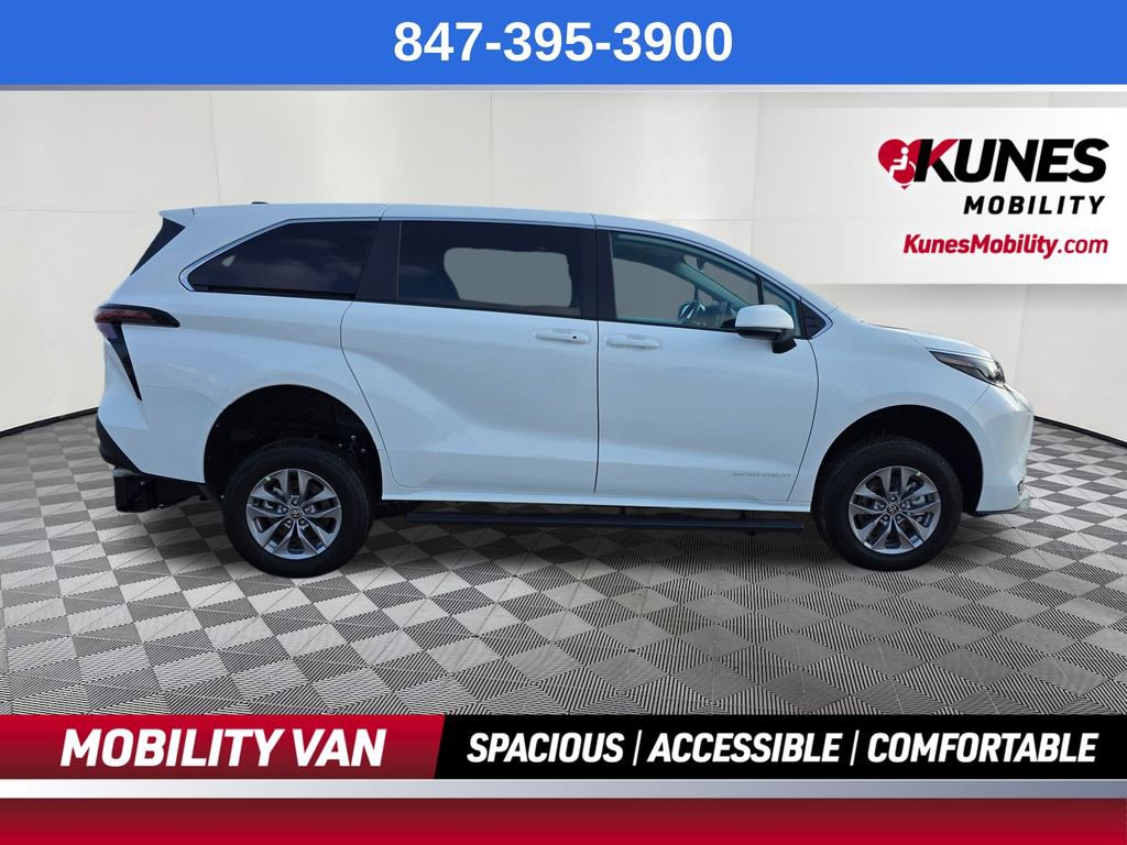 Used 2026 Toyota Sienna LE FWD image 8