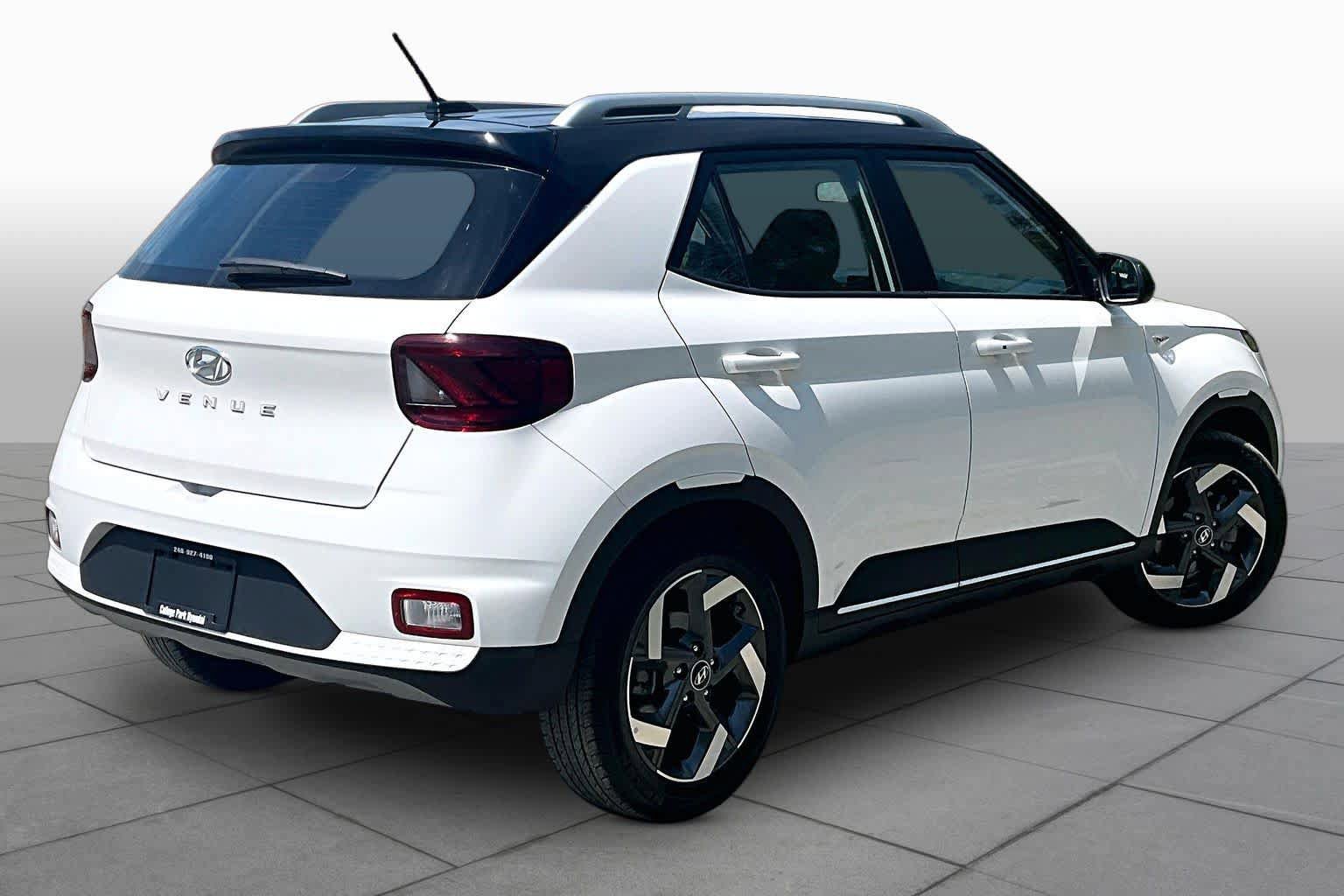 Used 2025 Hyundai Venue Limited FWD image 13