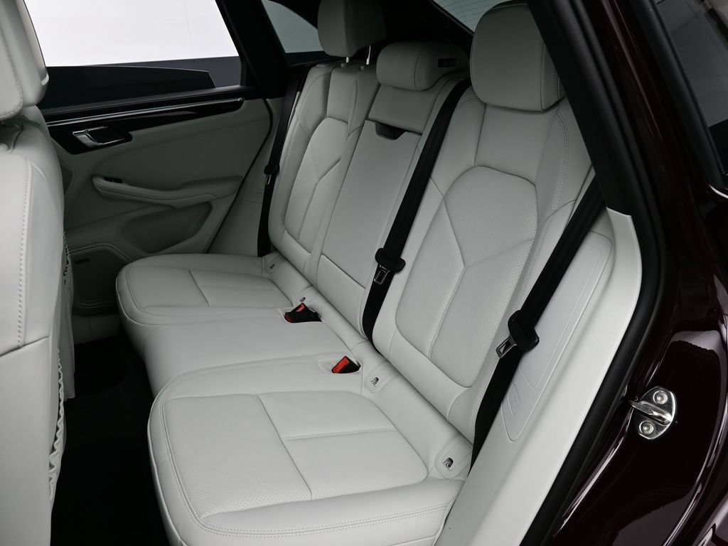 Certified 2026 Porsche Macan AWD/4WD image 18