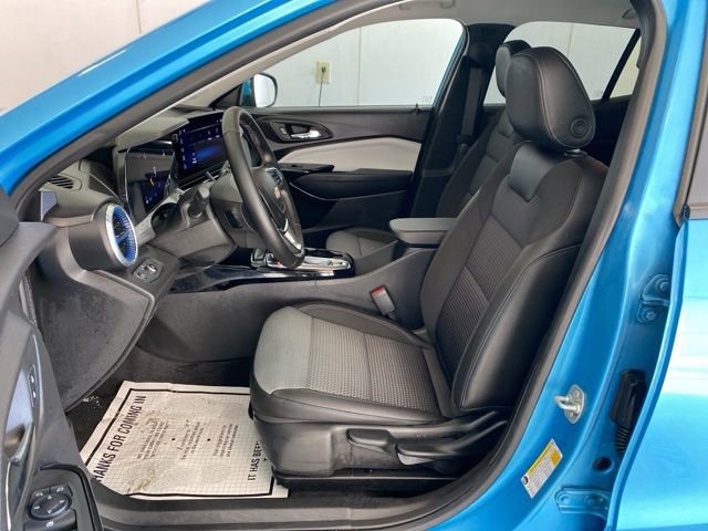 Used 2025 Chevrolet Trax LT w/ LT Convenience Package image 10