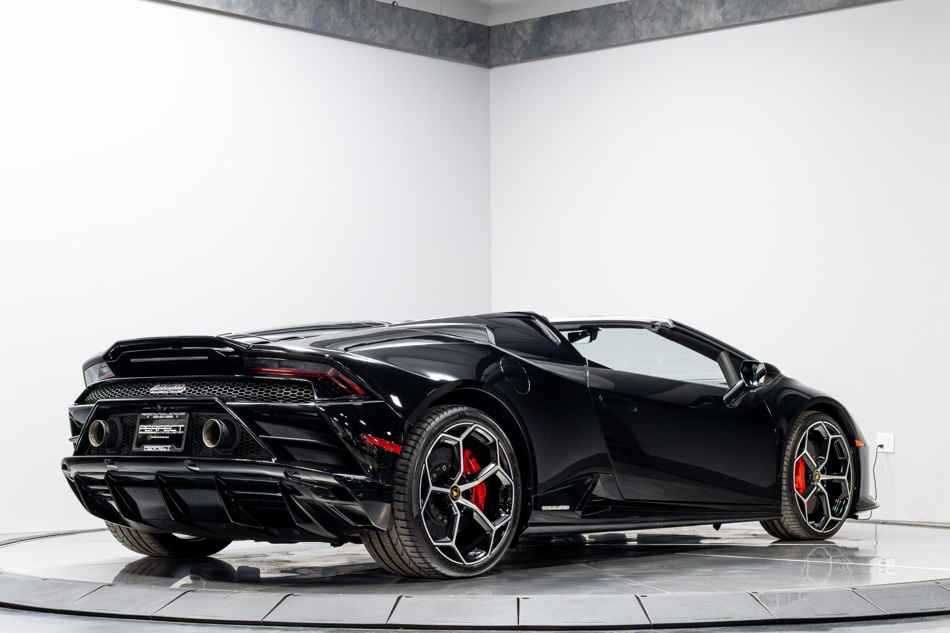 Used 2020 Lamborghini Huracan EVO image 16