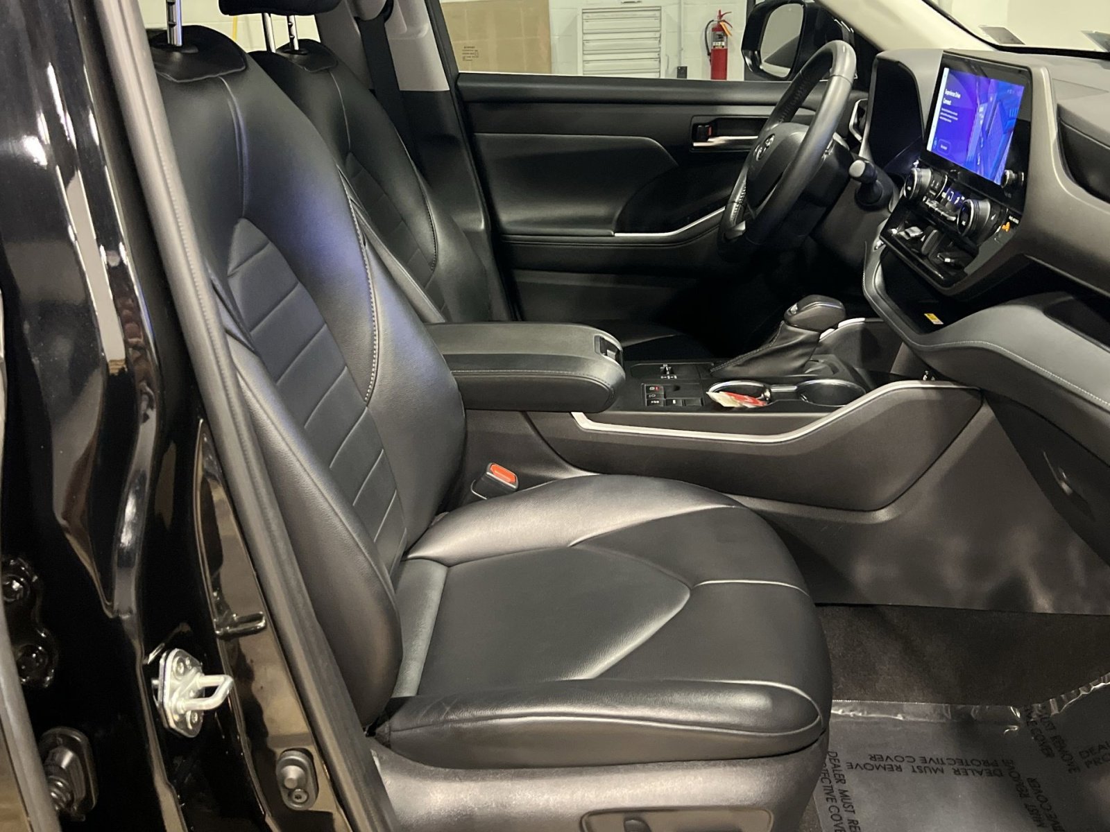 Used 2023 Toyota Highlander XLE FWD image 29