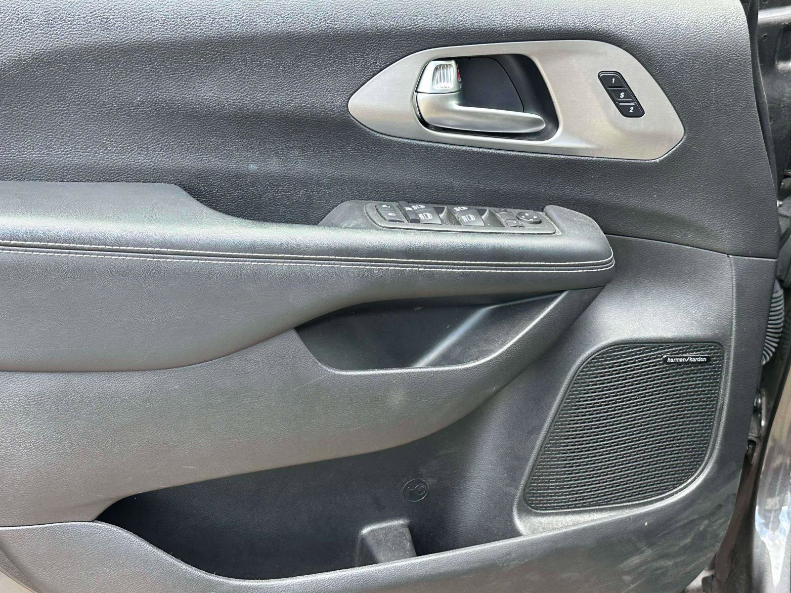 Used 2022 Chrysler Pacifica Limited w/ S Appearance Package image 16