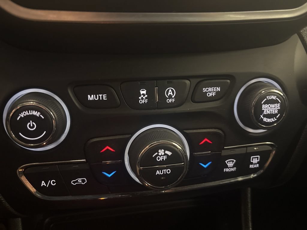 Used 2022 Jeep Cherokee Trailhawk AWD/4WD image 11