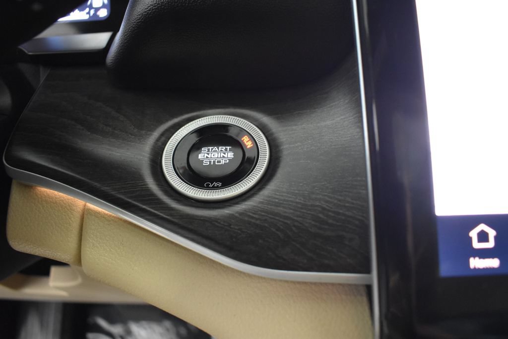 Used 2024 Jeep Grand Cherokee Limited RWD image 32