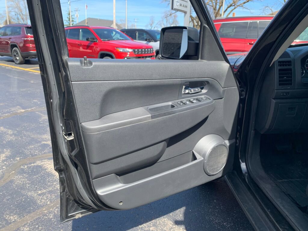 Used 2012 Jeep Liberty Sport image 9