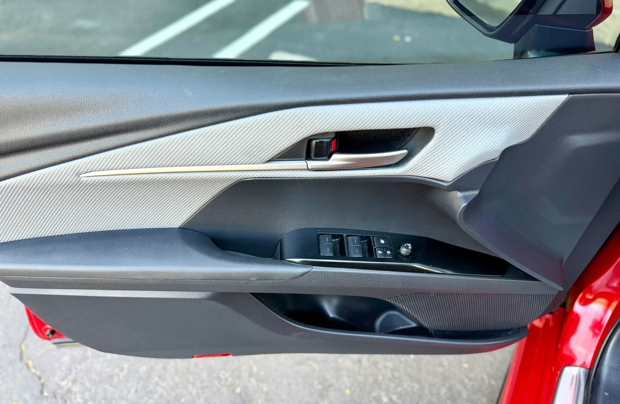 Used 2025 Toyota Camry SE w/ Convenience Package image 11