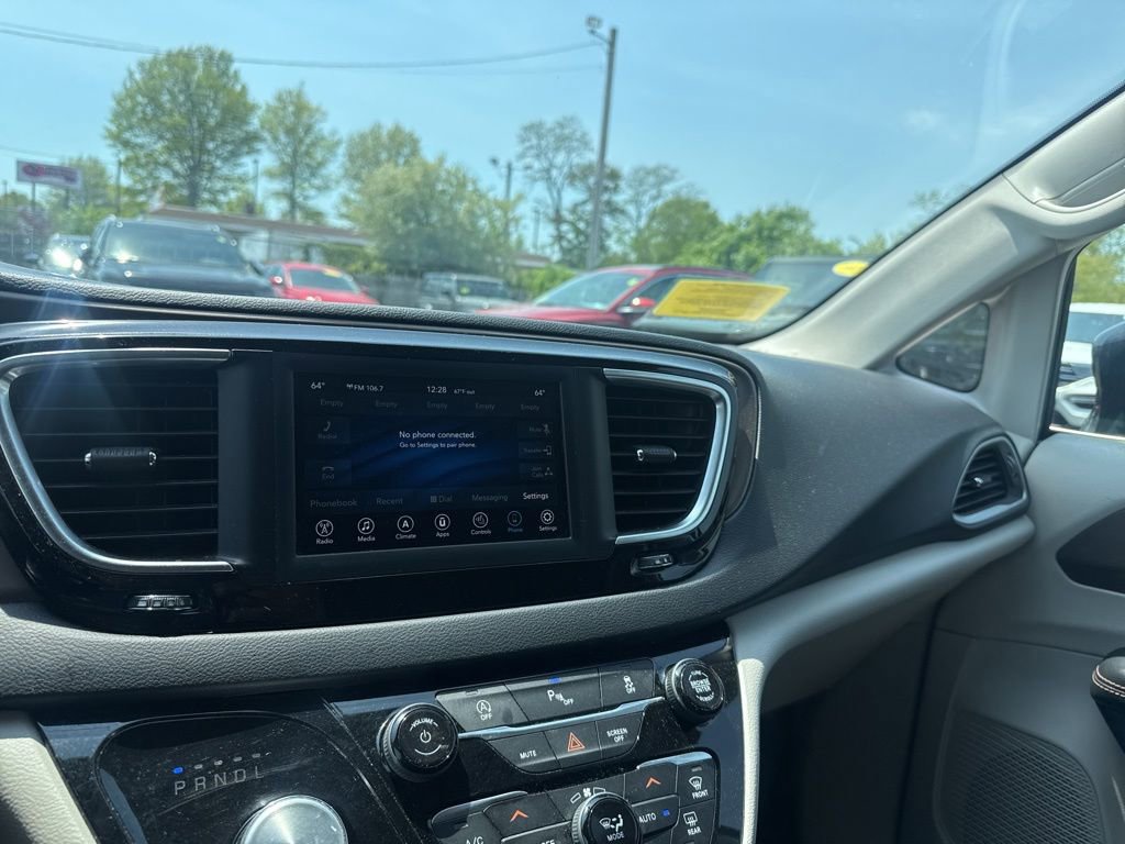 Used 2018 Chrysler Pacifica Touring-L FWD image 9