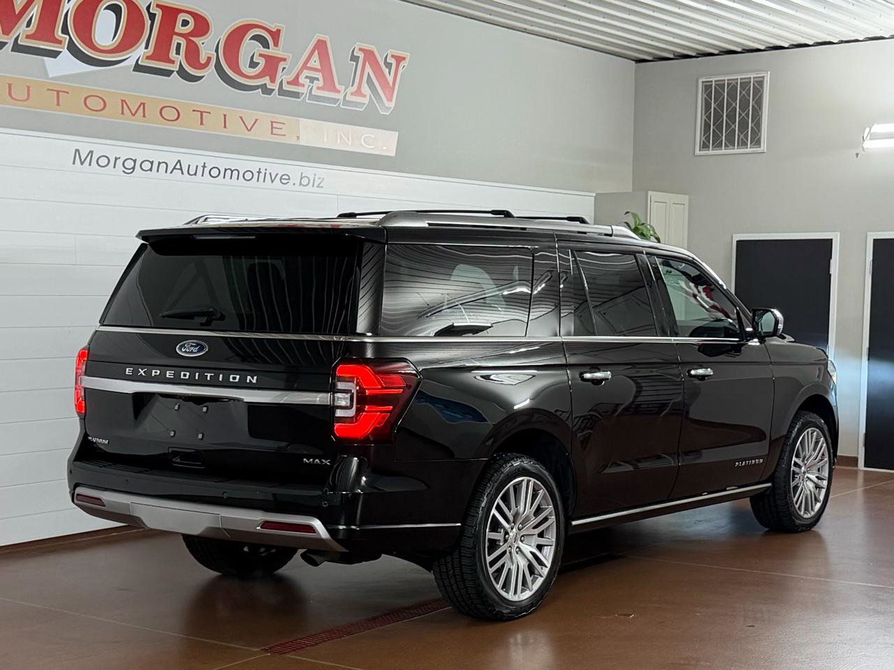 Used 2023 Ford Expedition Max Platinum AWD/4WD image 3