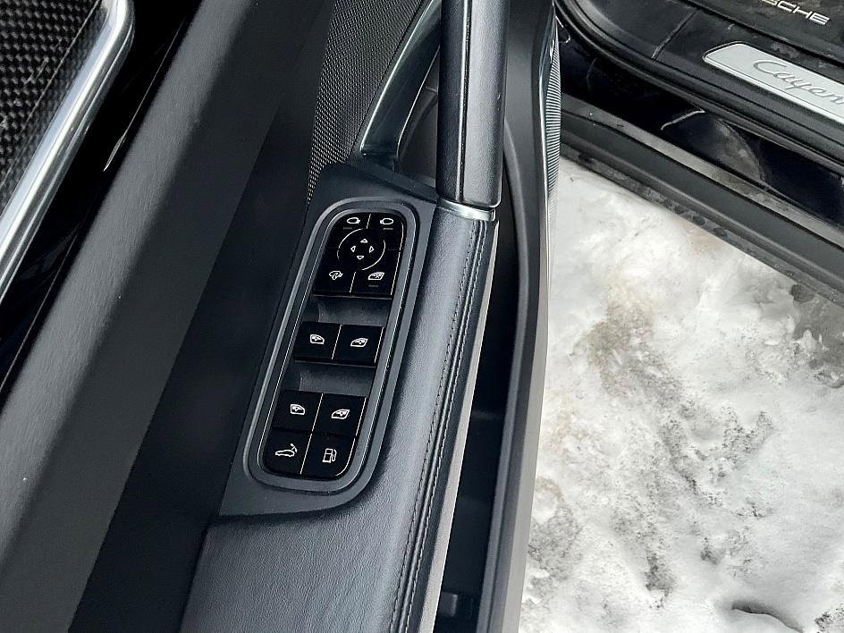 Used 2020 Porsche Cayenne Turbo S image 13