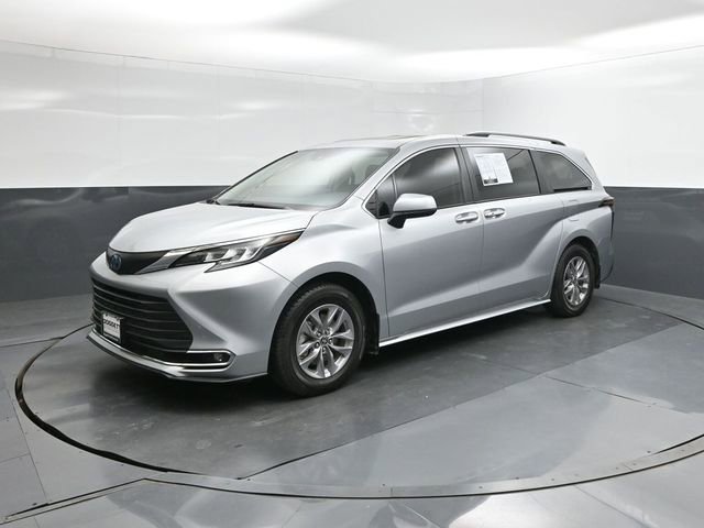 Used 2022 Toyota Sienna XLE image 1
