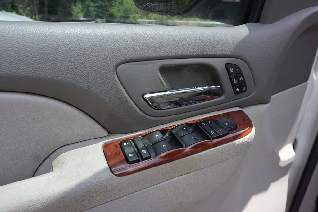 Used 2010 Chevrolet Avalanche LTZ RWD image 3