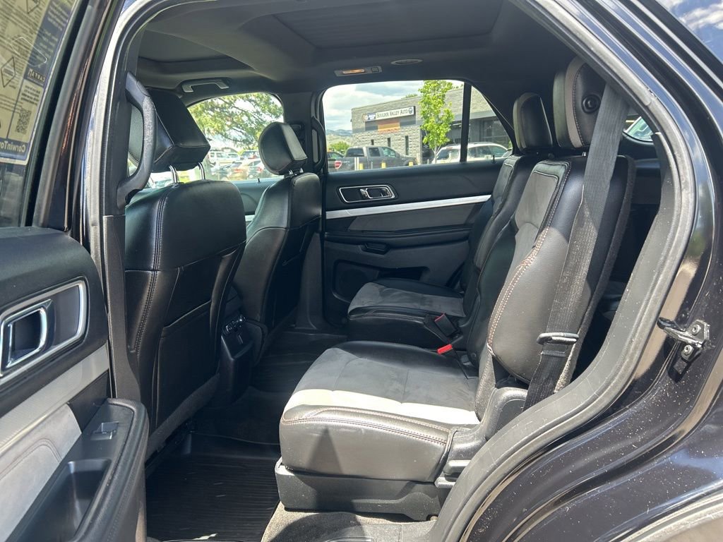 Used 2017 Ford Explorer XLT w/ Equipment Group 202A AWD/4WD image 21