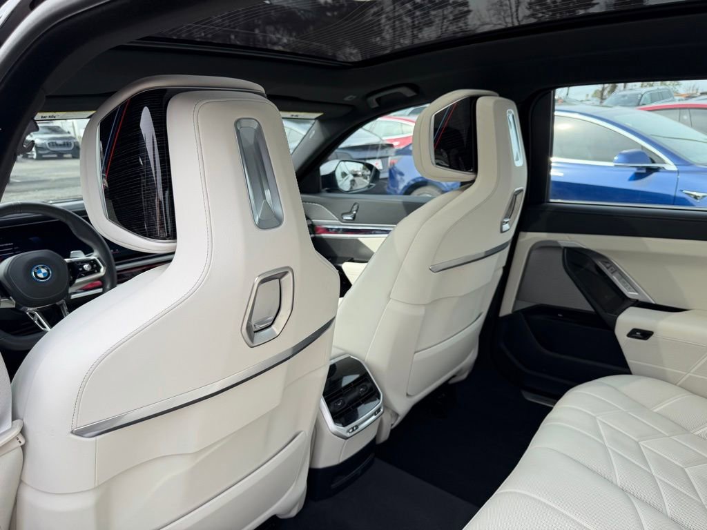 Used 2025 BMW 750e xDrive image 22