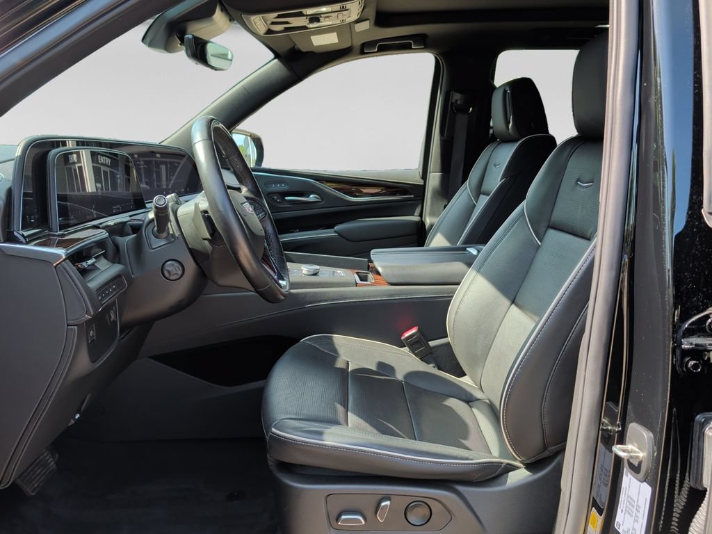 Used 2023 Cadillac Escalade Premium Luxury AWD/4WD image 16
