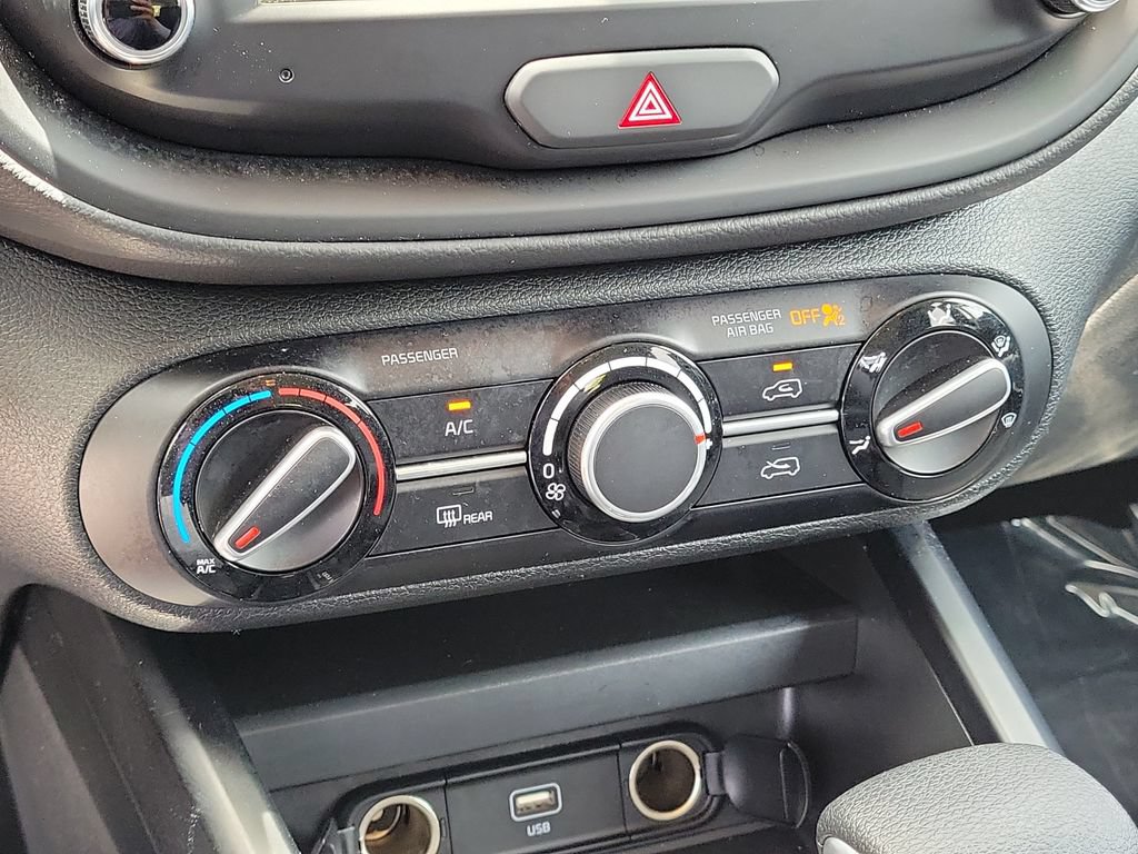 Used 2025 Kia Soul LX w/ LX Technology Package FWD image 23
