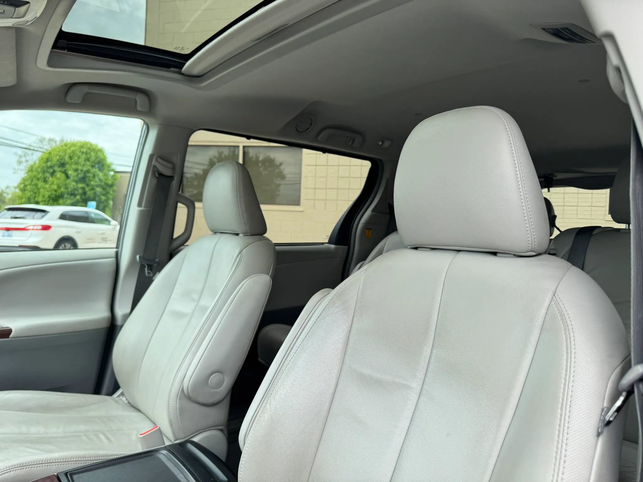 Used 2013 Toyota Sienna XLE FWD image 25