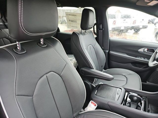New 2026 Chrysler Pacifica Limited image 12