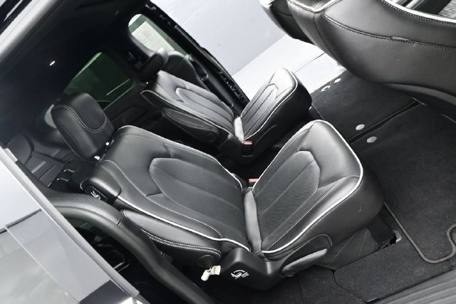 Used 2026 Chrysler Pacifica Limited FWD image 17