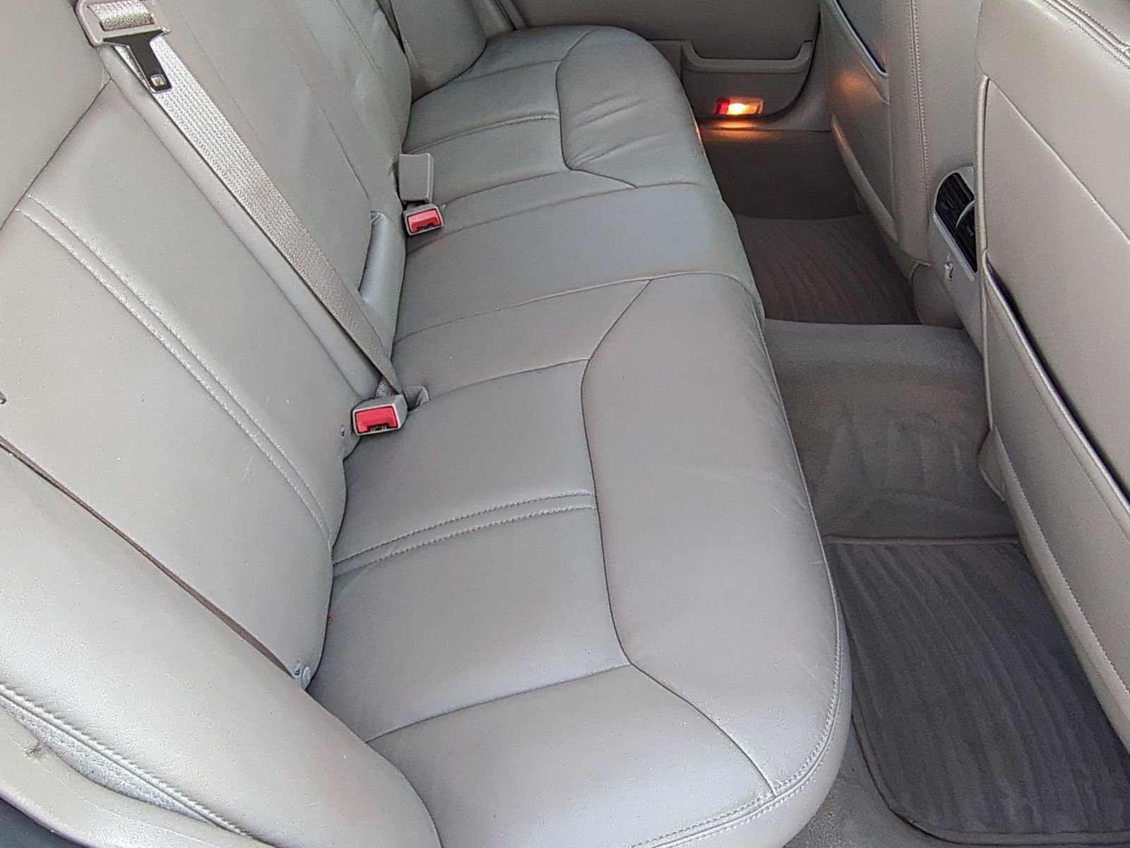 Used 2008 Lincoln Town Car Signature Limited image 20