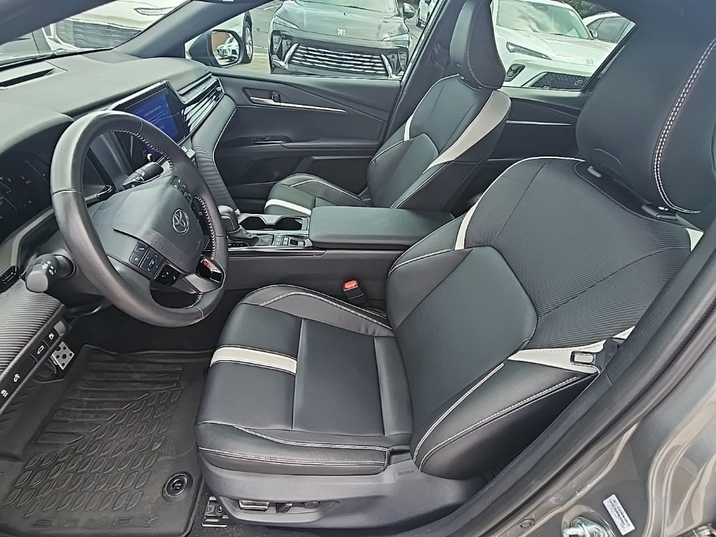 Used 2025 Toyota Camry SE image 10
