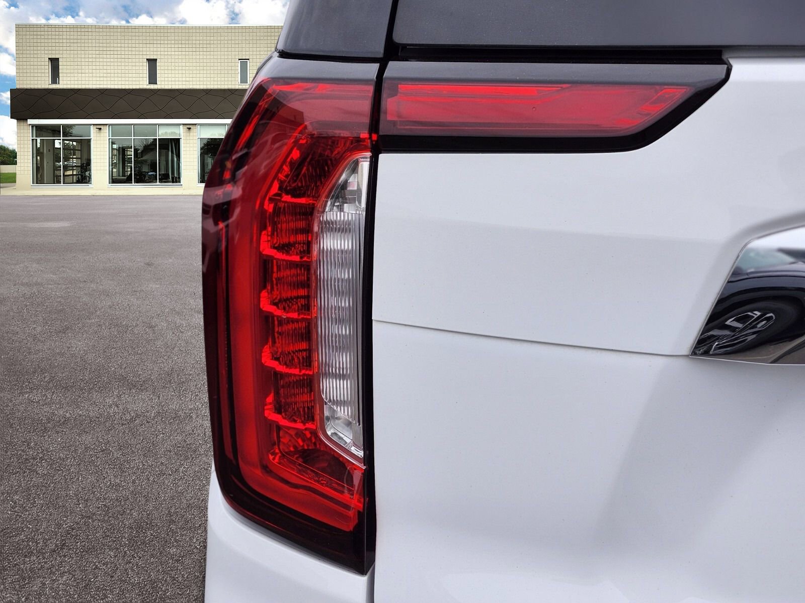 Used 2023 GMC Yukon SLT image 9