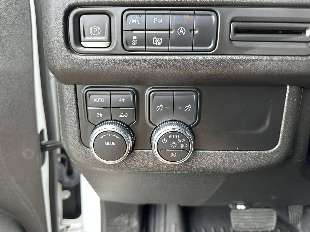 Certified 2023 GMC Yukon SLT w/ SLT Premium Package AWD/4WD image 18