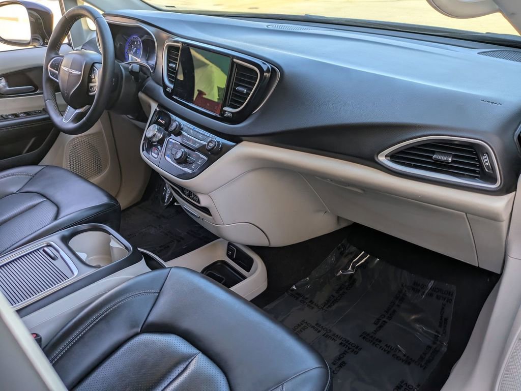 Used 2024 Chrysler Pacifica Touring-L image 29