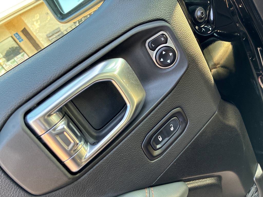 Used 2025 Jeep Gladiator Mojave AWD/4WD image 28