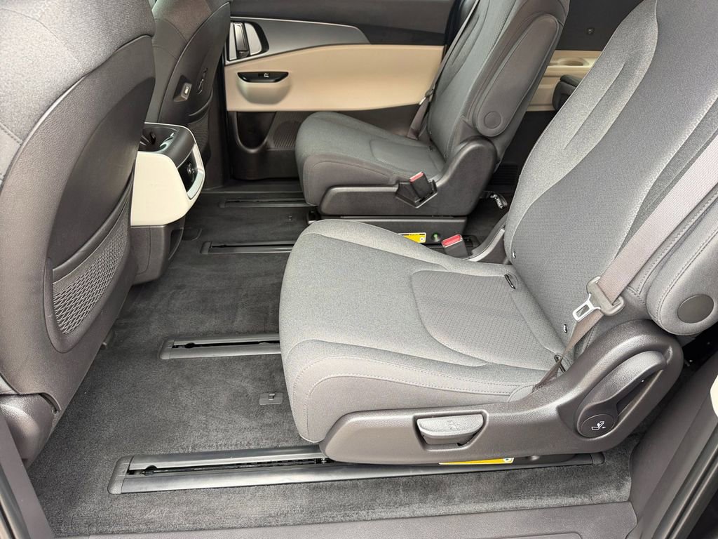 Used 2023 Kia Carnival LX FWD image 13