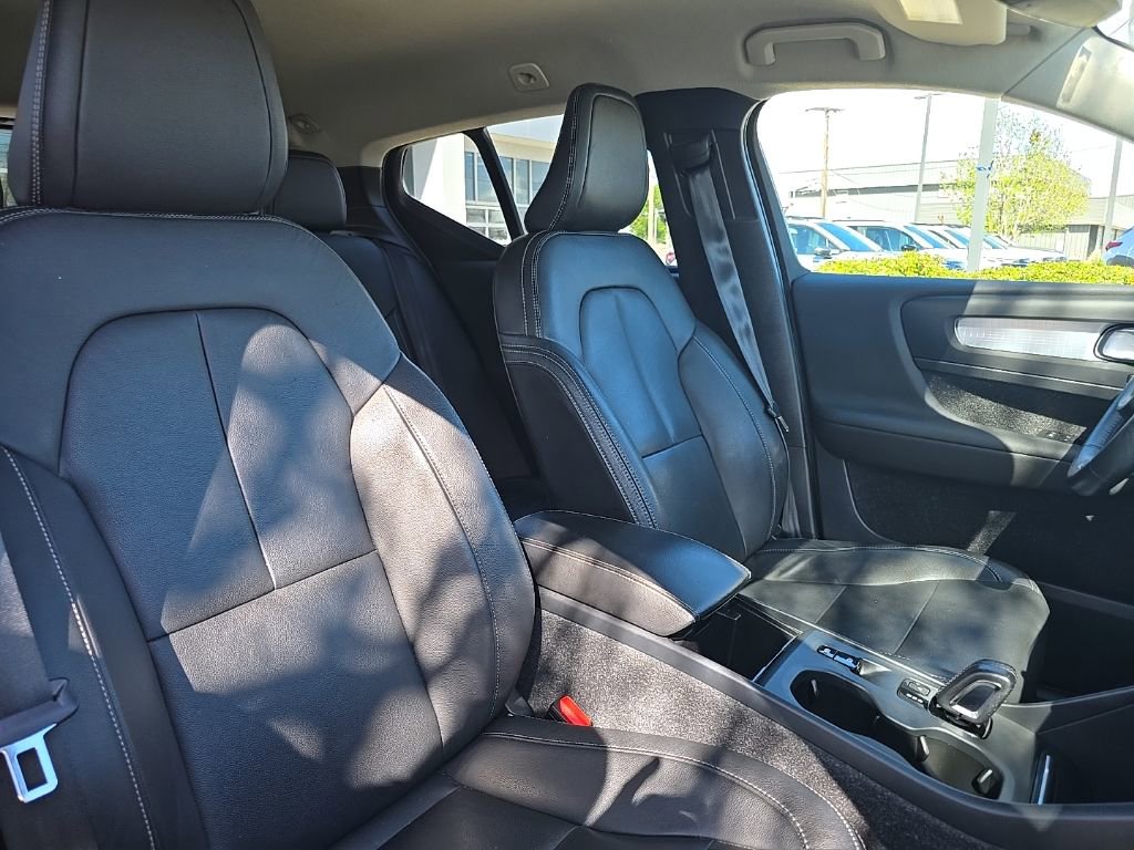 Used 2021 Volvo XC40 T5 Momentum image 31