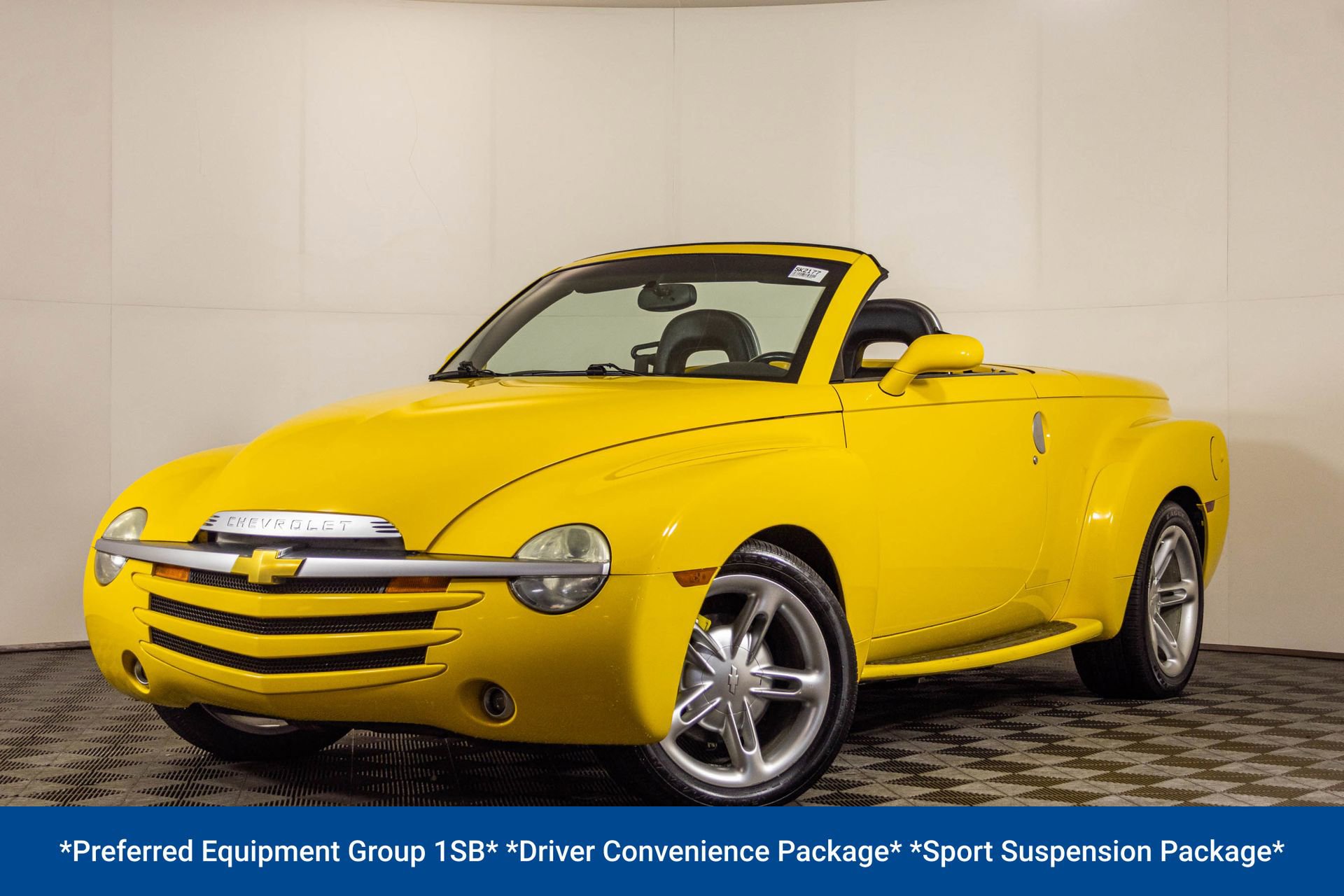 Used 2004 Chevrolet SSR w/ Preferred Equipment Group RWD image 4