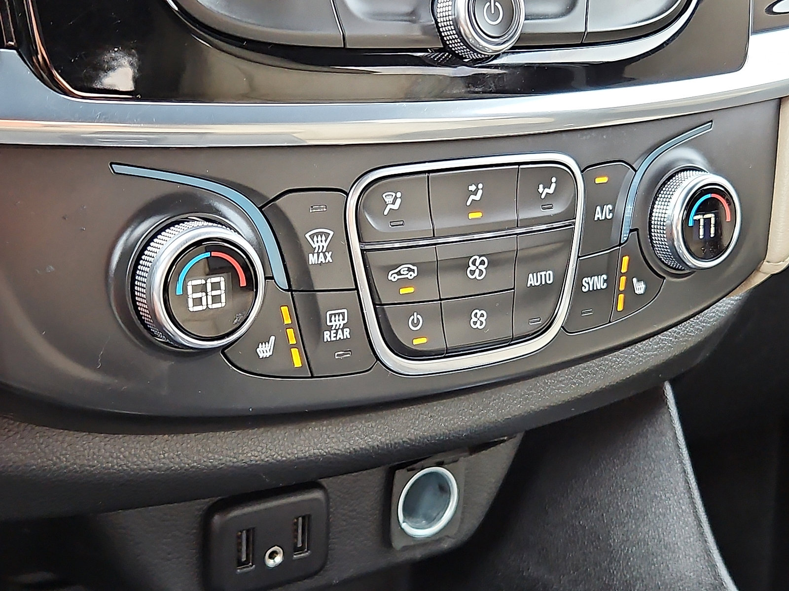 Certified 2023 Chevrolet Traverse LT w/ Rear Camera Mirror Package image 15