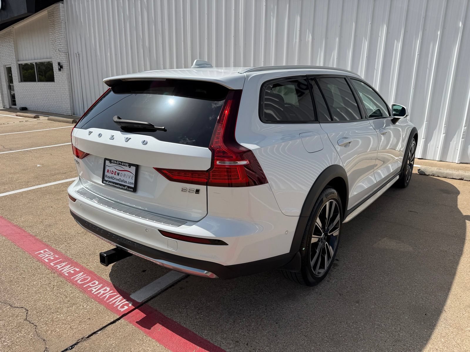Used 2023 Volvo V60 B5 Cross Country Ultimate AWD/4WD image 7