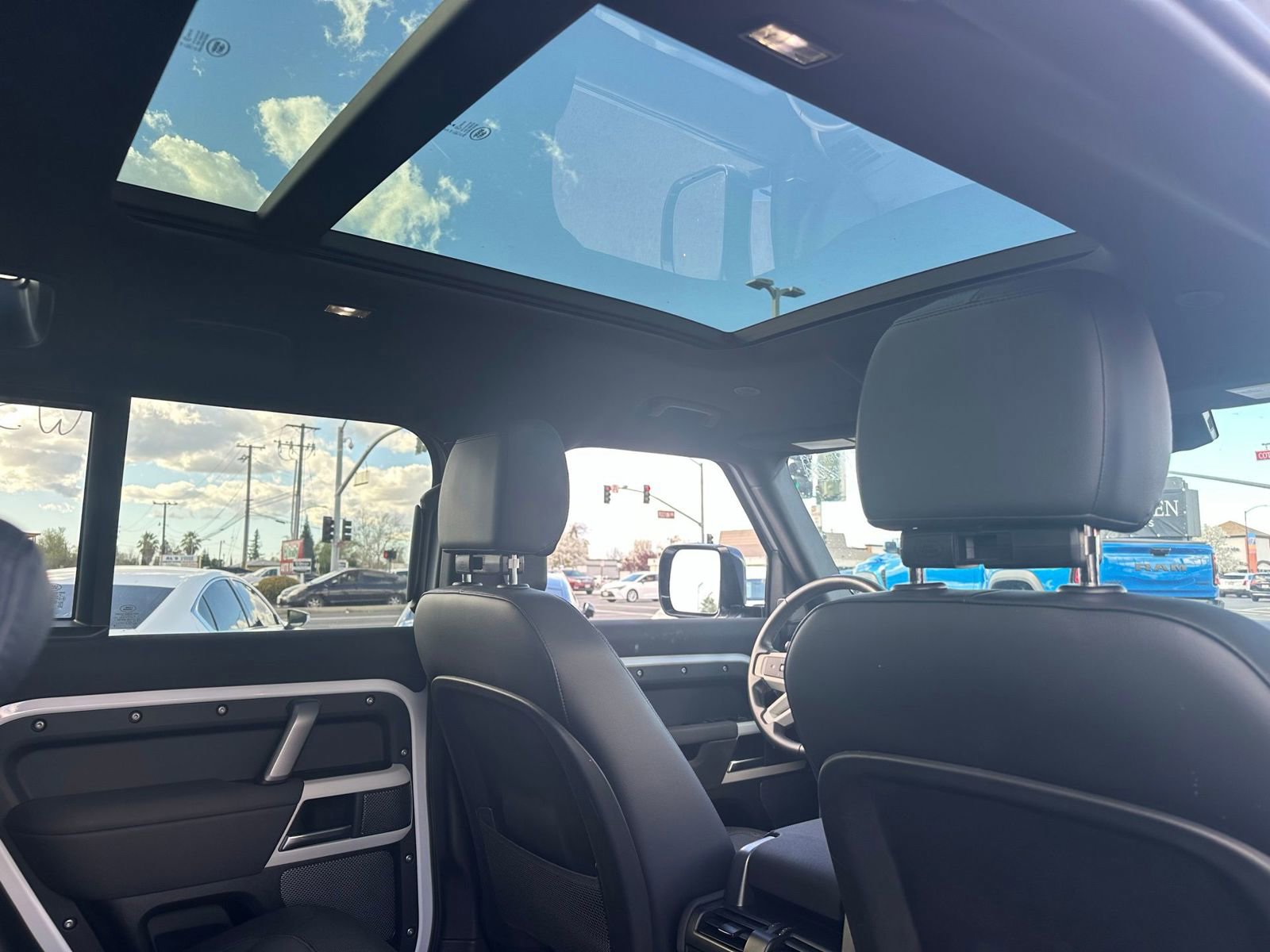 Used 2023 Land Rover Defender 110 X-Dynamic SE image 8