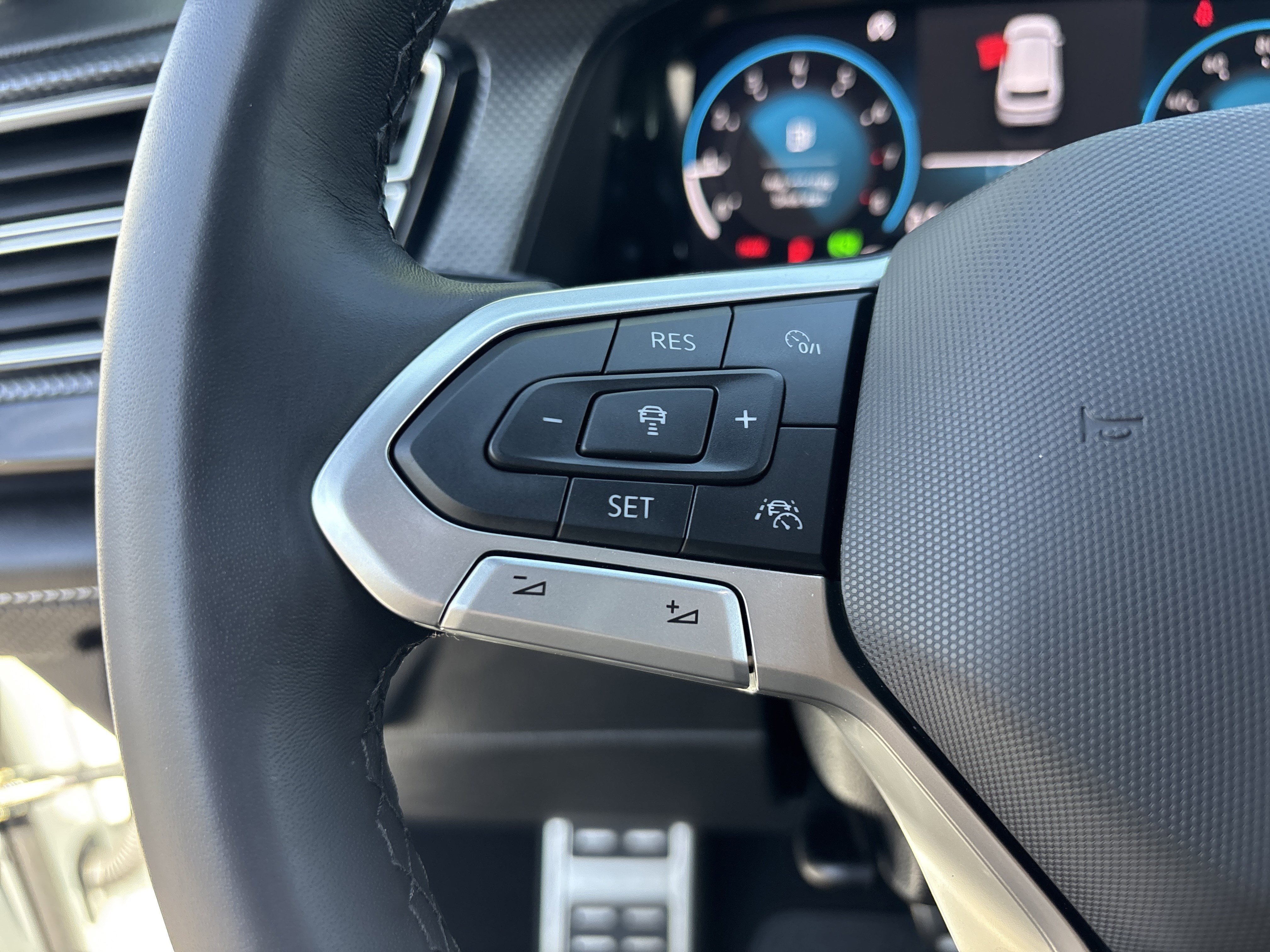 Used 2025 Volkswagen Atlas Cross Sport SEL Premium R-Line image 26