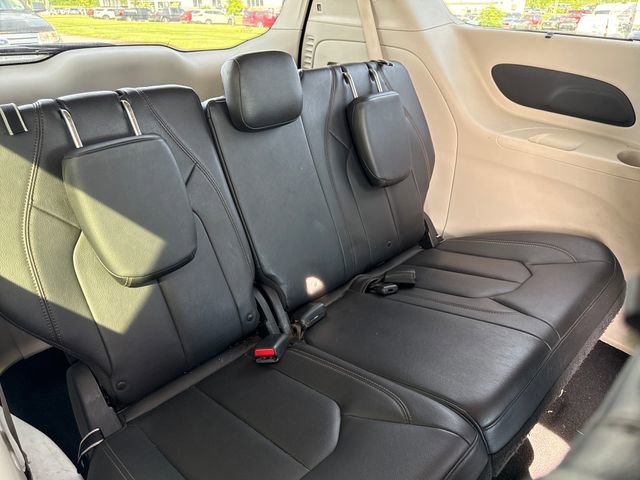 Used 2017 Chrysler Pacifica Touring-L FWD image 13
