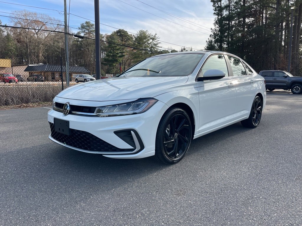 Used 2025 Volkswagen Jetta SE image 2