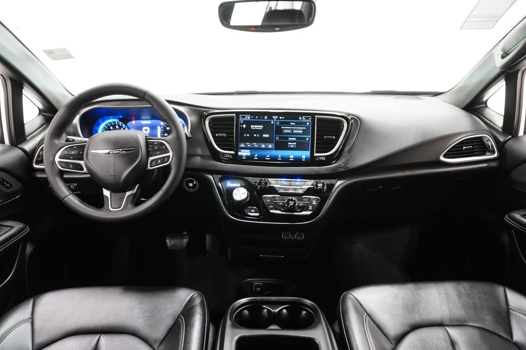 Used 2025 Chrysler Pacifica Select image 8