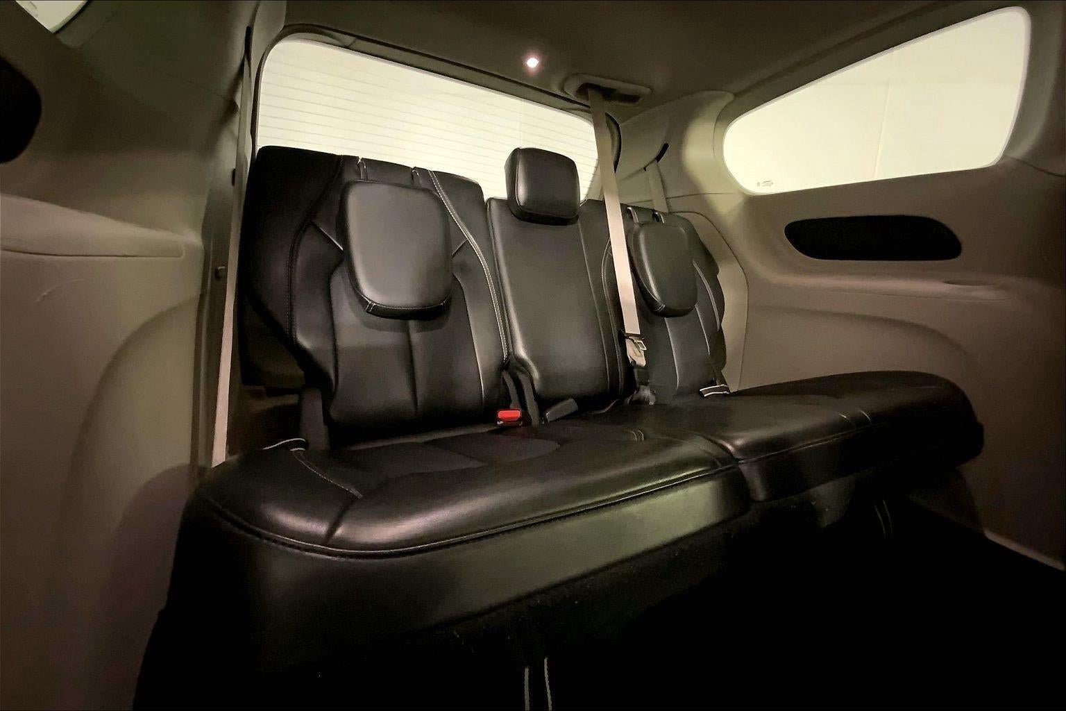 Used 2024 Chrysler Pacifica Touring-L FWD image 24