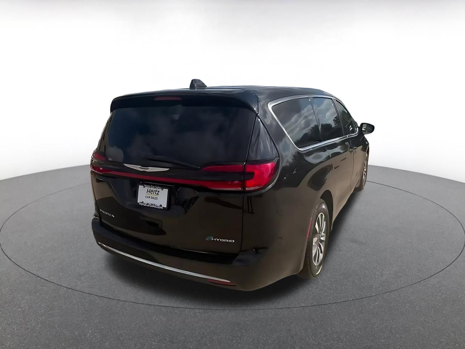 Used 2023 Chrysler Pacifica Touring-L image 14