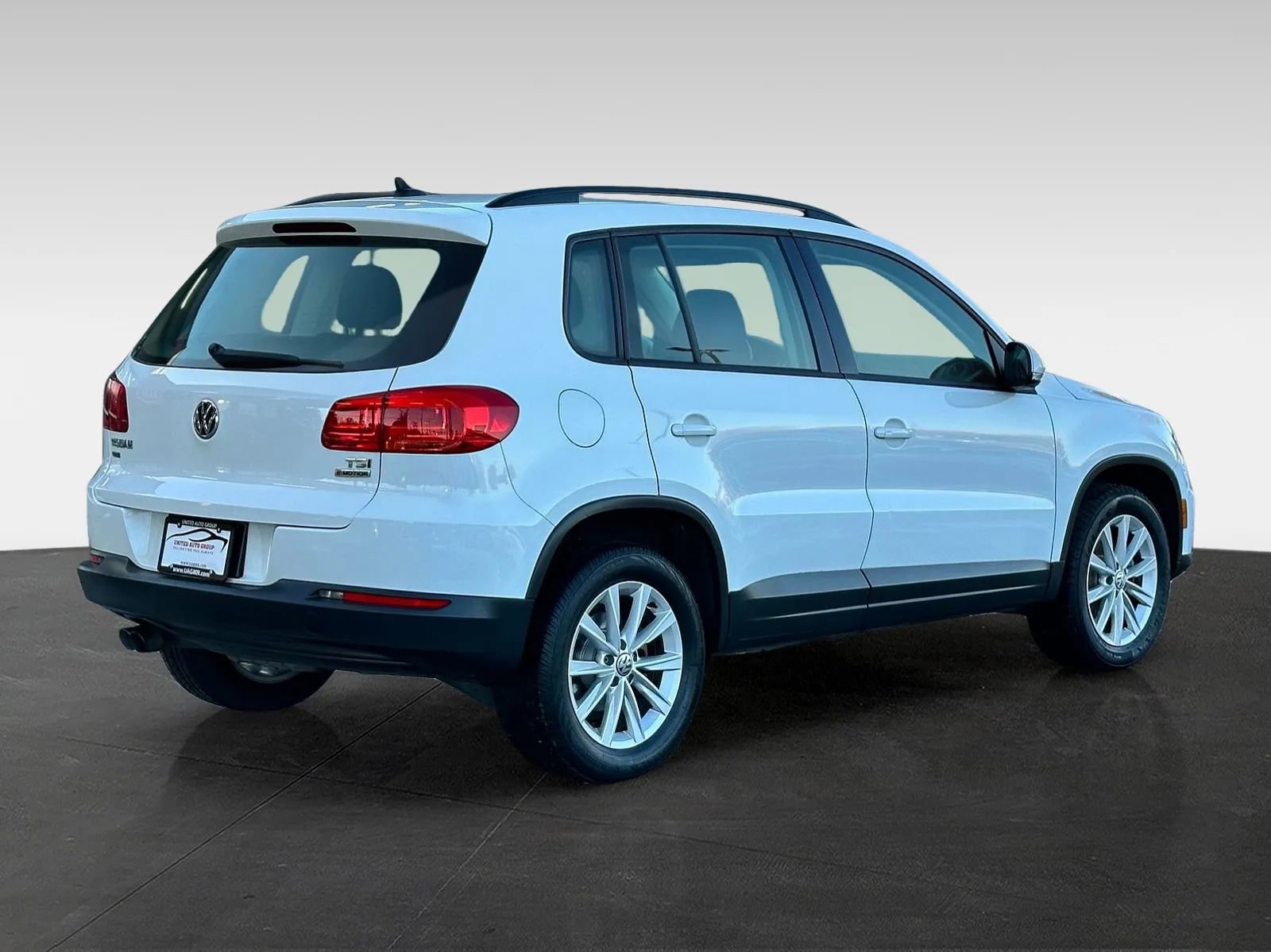 Used 2017 Volkswagen Tiguan Limited w/ Premium Package image 7