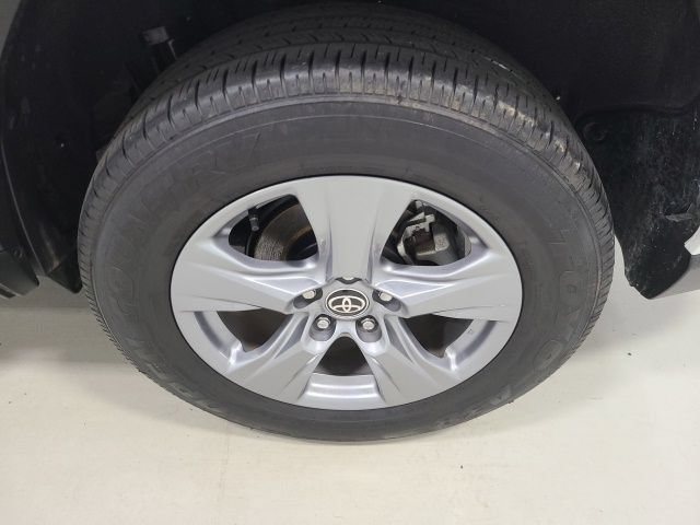 Used 2024 Toyota RAV4 XLE AWD/4WD image 38