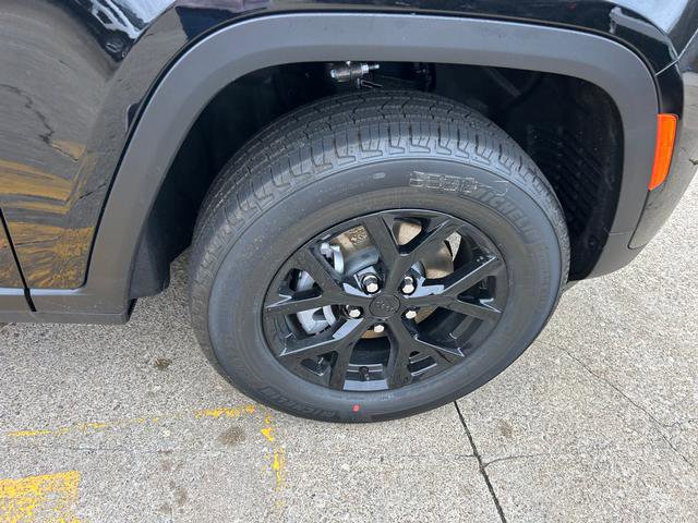 New 2025 Jeep Grand Cherokee Altitude image 24
