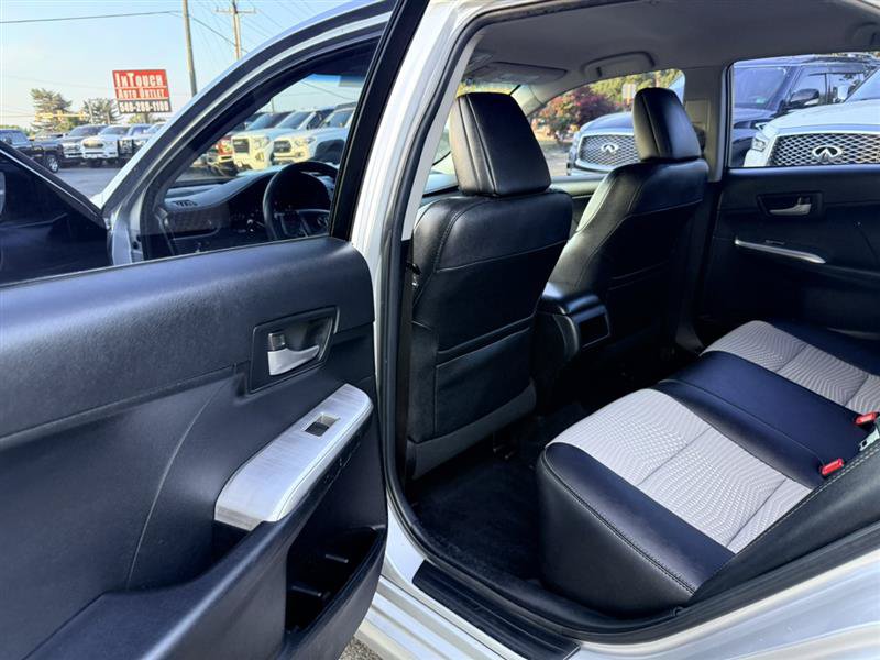 Used 2013 Toyota Camry SE w/ Preferred Accessory Pkg FWD image 17