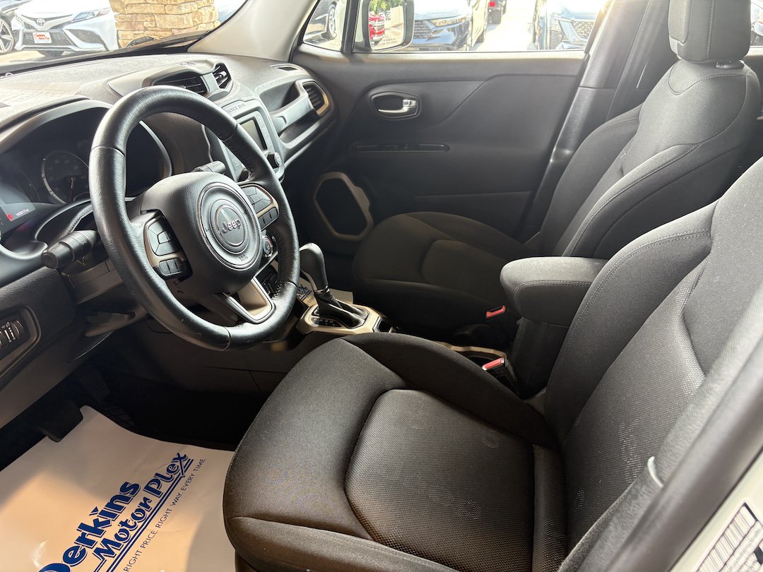 Used 2017 Jeep Renegade Latitude AWD/4WD image 2
