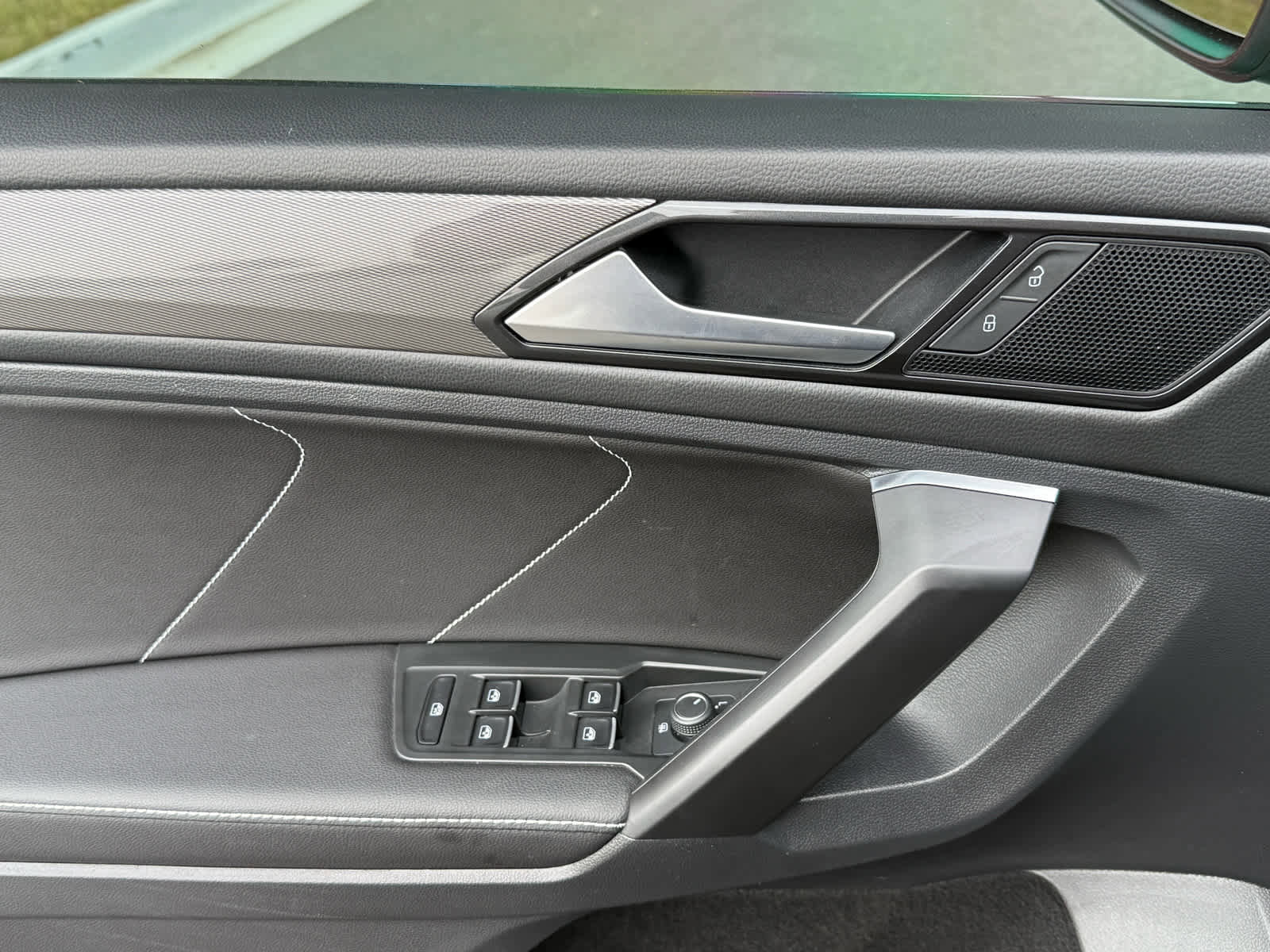 Used 2023 Volkswagen Tiguan SE image 13